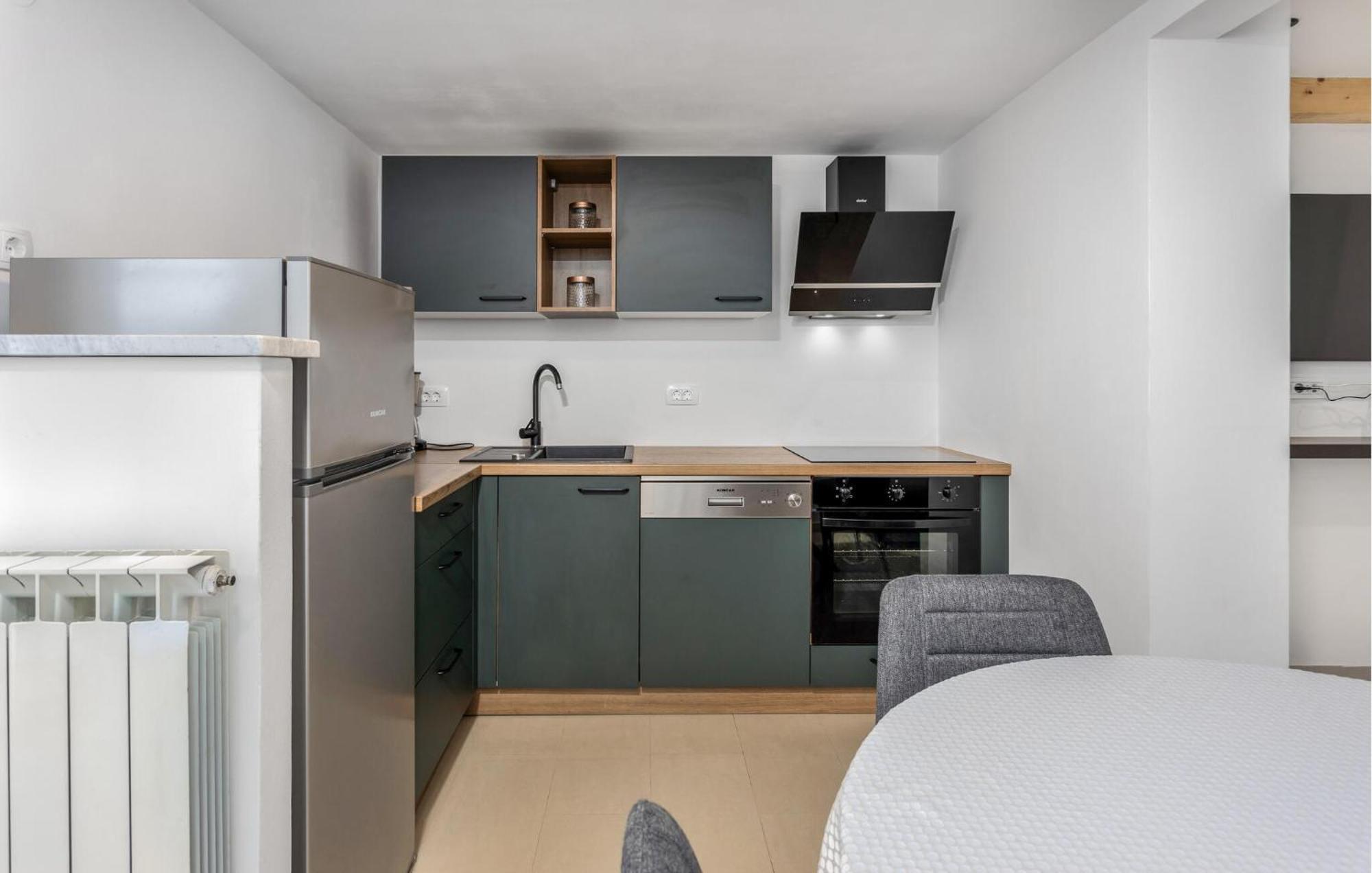 Gorgeous Apartment In Brsec With Kitchen Exterior photo