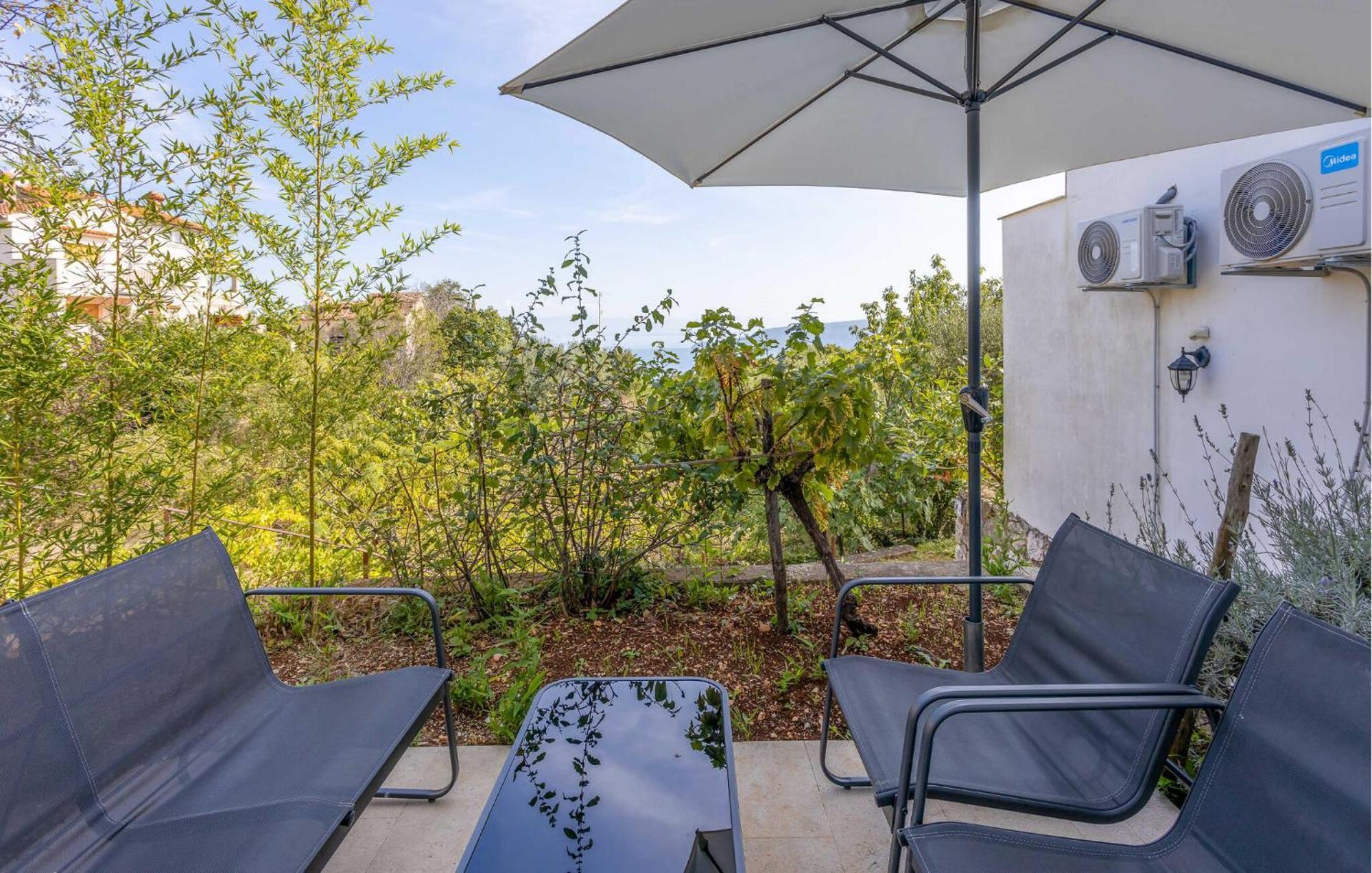 Gorgeous Apartment In Brsec With Kitchen Exterior photo